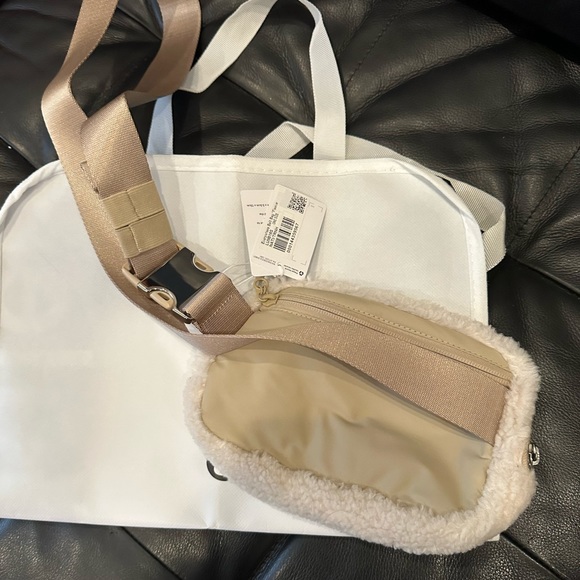NWT Lululemon Fleece Everywhere Belt Bag in Ivory - Picture 3 of 5